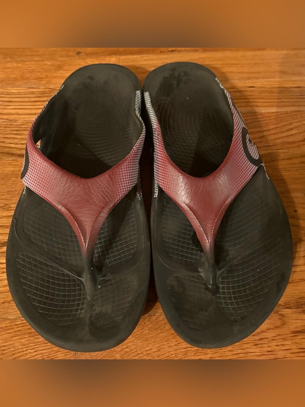 OOFOS Original Sport Thong Slide, Black/Burgundy, Size M12/W14, EUC